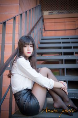 扒开肥白的屁股啪啪